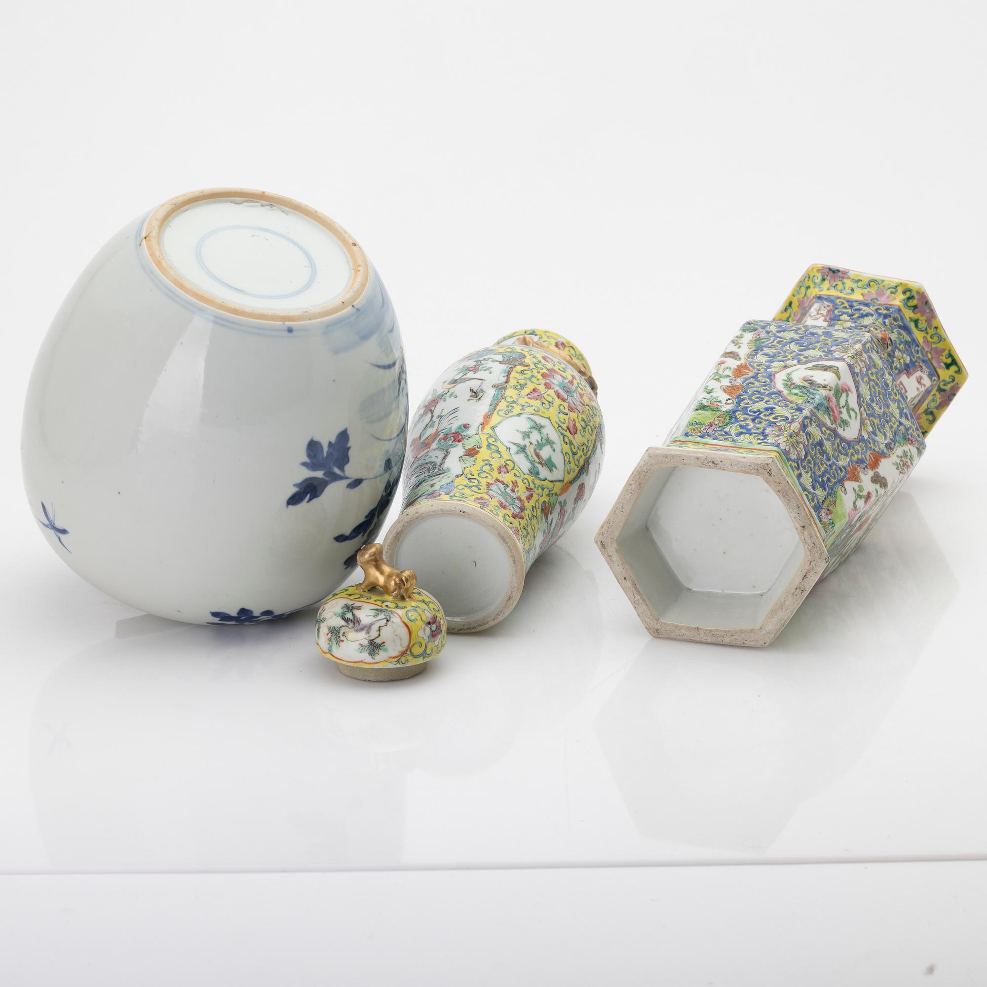 Lot of porcelain, 3 pieces, China, 20th century.