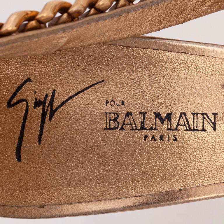 GIUSEPPE ZANOTTI för BALMAIN, a pair of gold leather and chain sandals. Size 39 1/2.