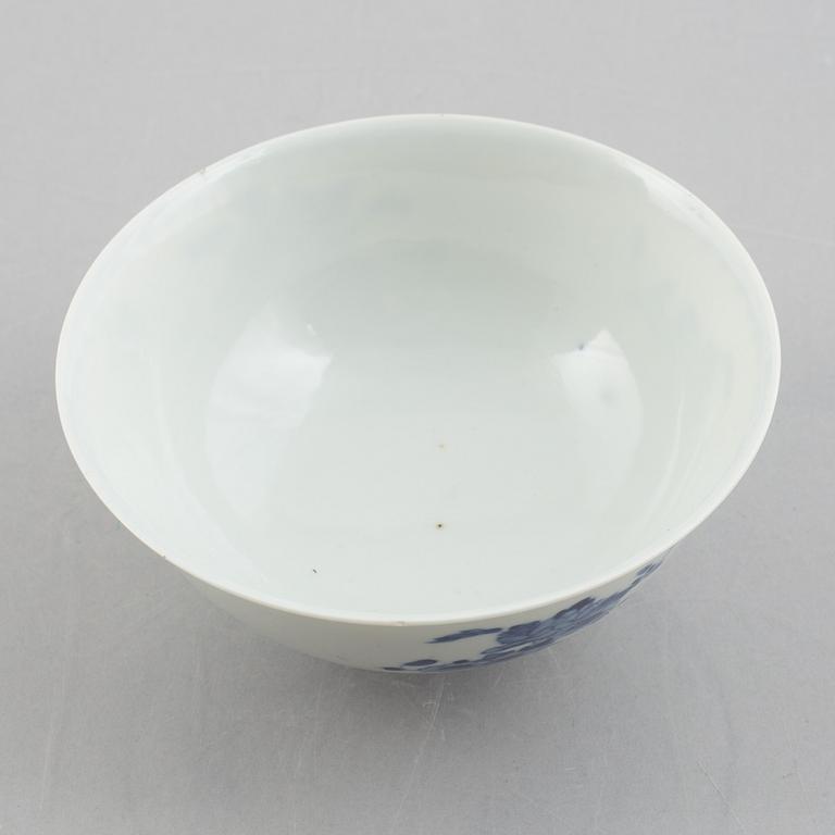 A group of three Chinese blue and white porcelain bowls, late Qing dynasty / early 20th century.