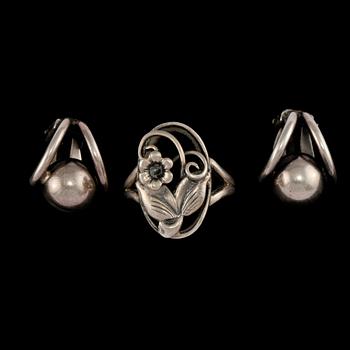 ÖRHÄNGEN, ett par, samt RING, silver, Stockholm, 1954. Vikt 13 g.