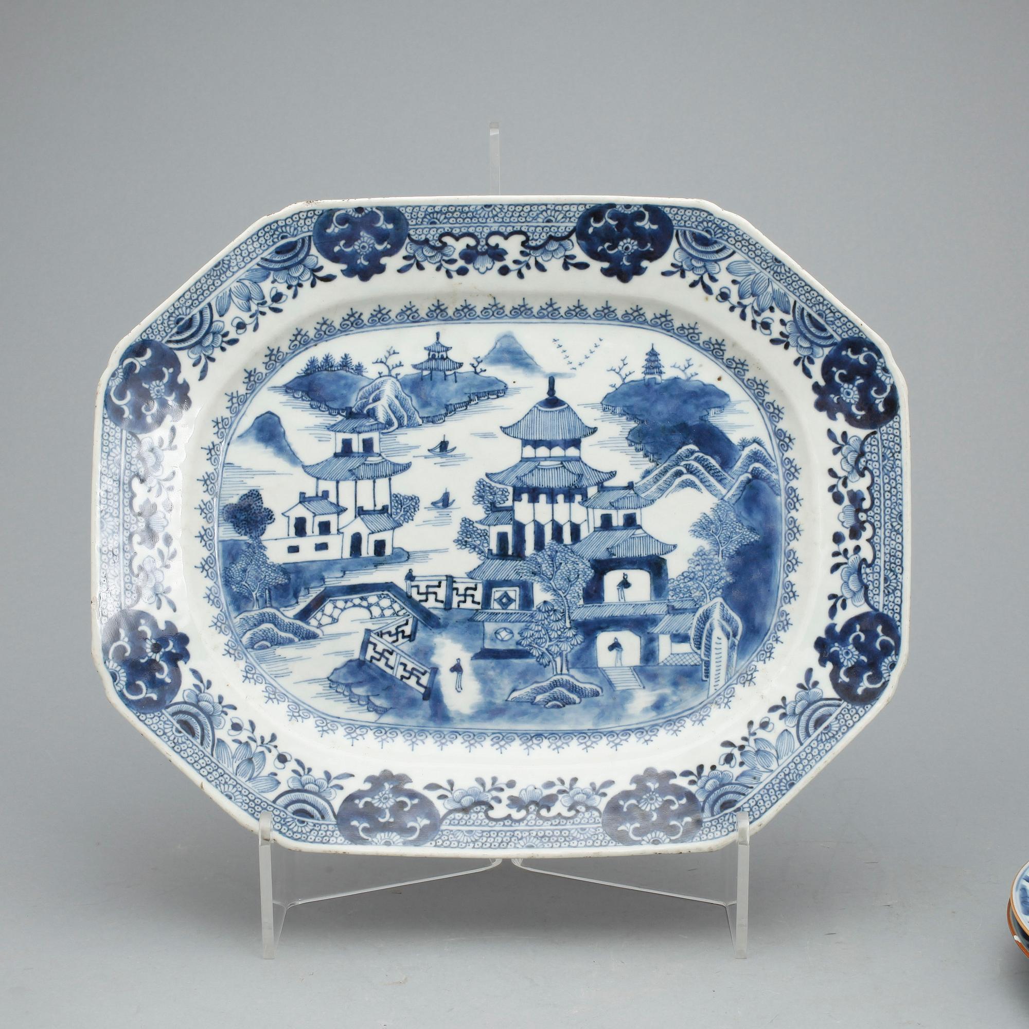 STEKFAT samt TALLRIKAR, 4 delar, porslin, Qing dynastin, Kangxi resp Qianlong, 1700-tal.