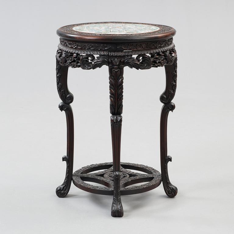 A hardwood and porcelain plaquette in famille verte  table, Qing dynasty 19th century.