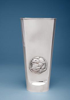 264. SILVERPOKAL, 830 silver. A. Tillander Helsingfors 1979. Vikt 435 g.