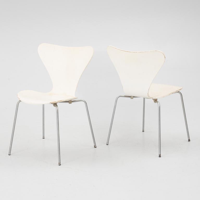 Arne Jacobsen, Four 'Series 7' chairs, Fritz Hansen Denmark 1970.
