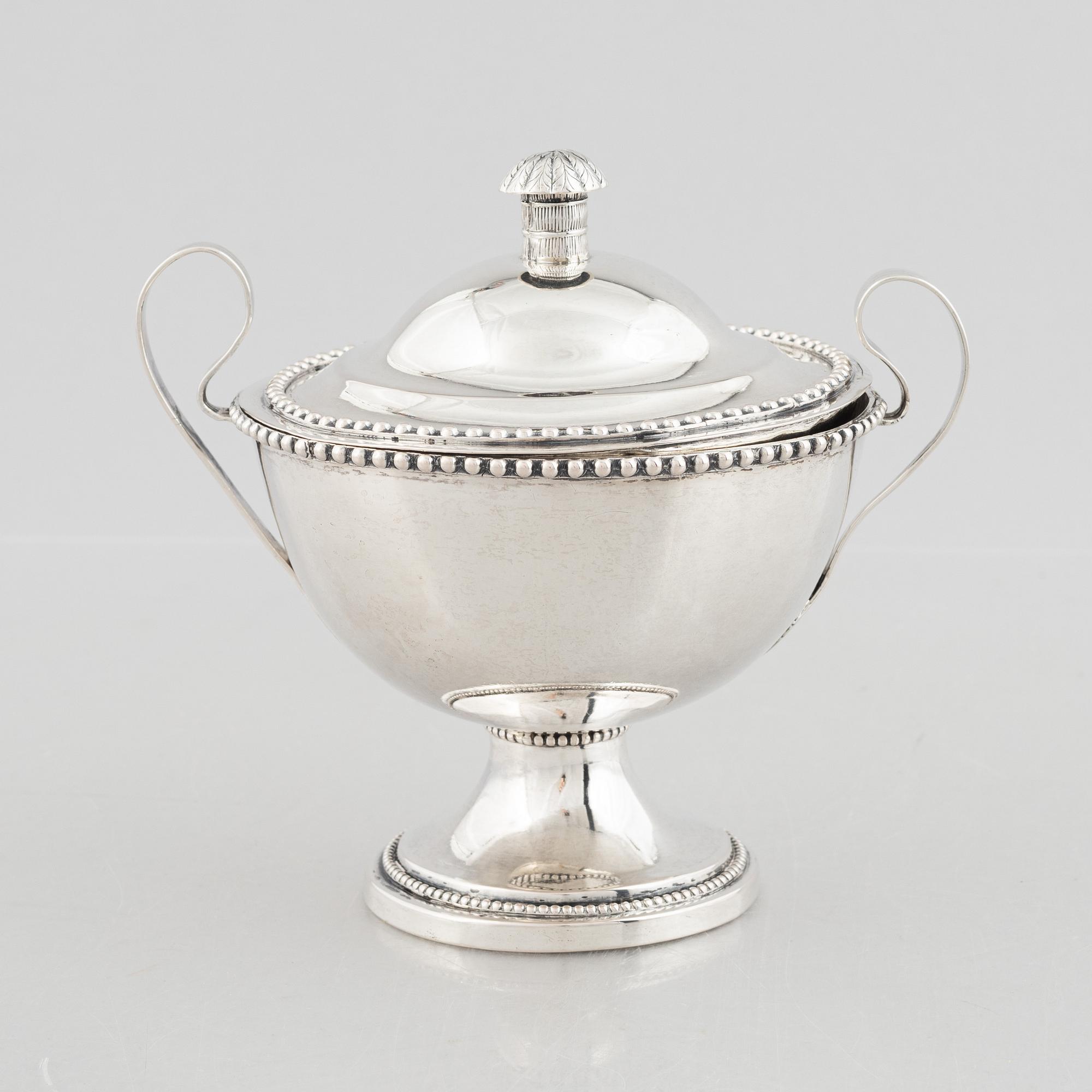 Bowl with lid, silver, maker's mark AEK and indistinct mark, 18th/19th century.