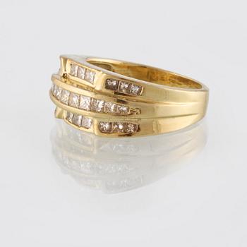 RING, 18K guld med prinsesslipade diamanter ca 1.28 ct. Vikt 8,5 gram.
