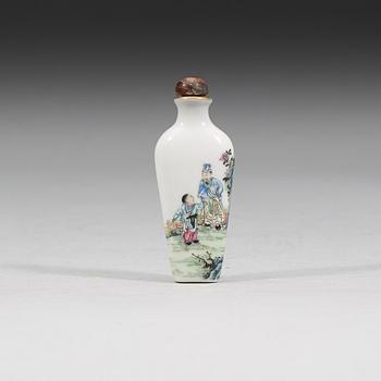 A famille rose snuff bottle, Qing dynasty (1644-1912) with seal mark.