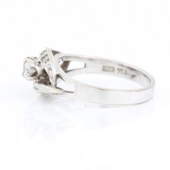 RING, 18K vitguld med briljant och åttkantslipade diamanter, tot ca 0,57 ct. Vikt ca 4,09 g.
