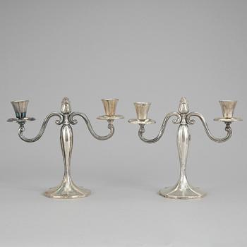 KANDELABRAR, ett par, svenska importstämplar. Vikt ca 940 gram.