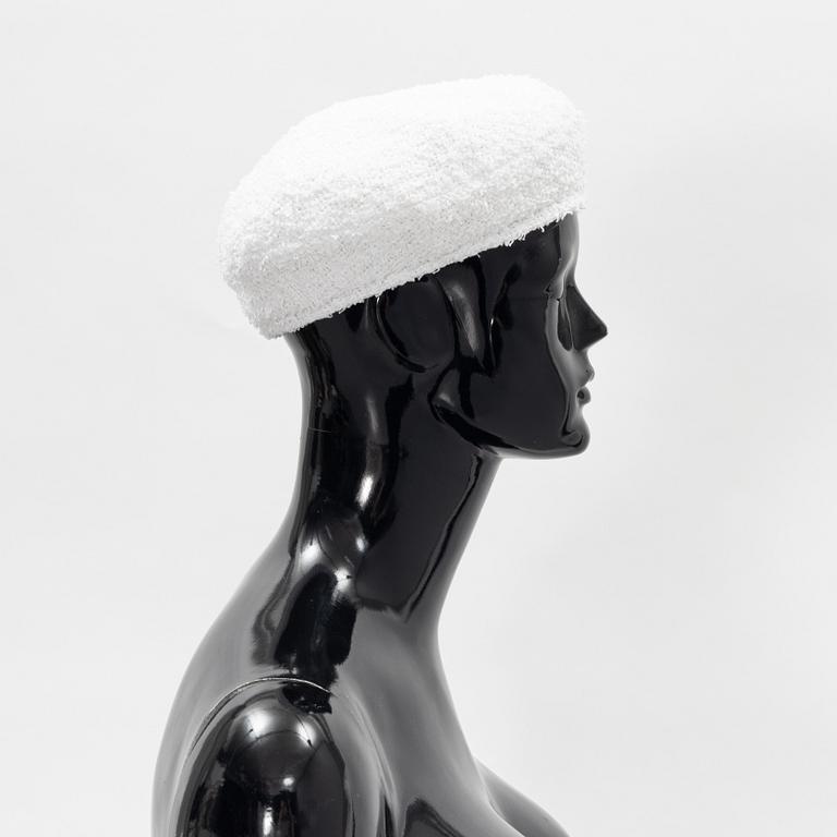 Chanel, a white cotton bouclé beret, size S.