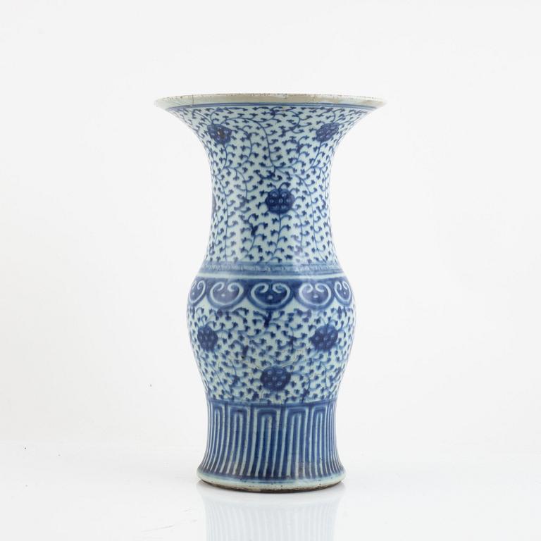 A blue and white vase, late Qing dynasty/early 20th century.