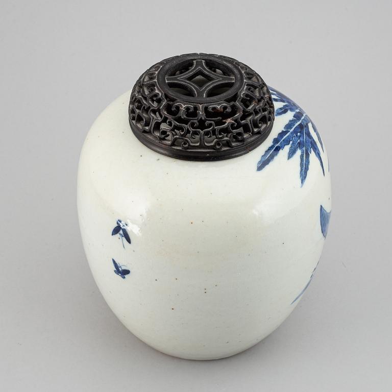 A blue and white jar, Qing dynasty, 19th Century.