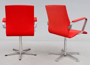 SKRIVBORDSSTOLAR, 2 st, "Oxford", Arne Jacobsen, för Fritz Hansen, Danmark, 1983 respektive 1986.