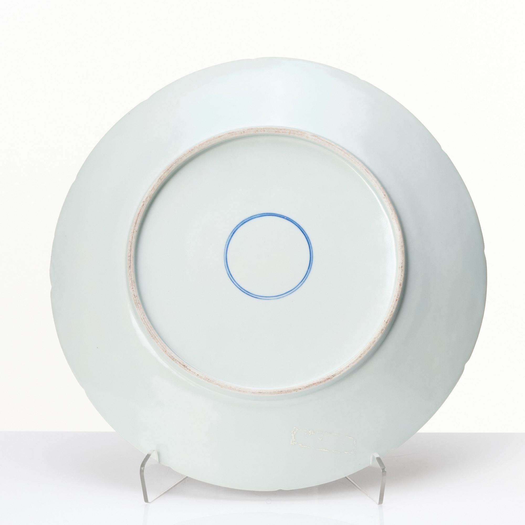 A blue and white dish, late Qing dynasty.