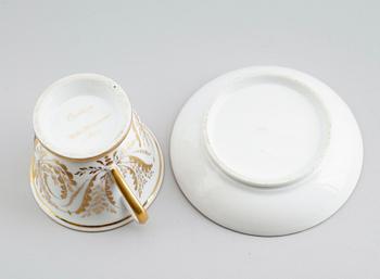 KOPP MED FAT, porslin, empire, 1800-talets första hälft.