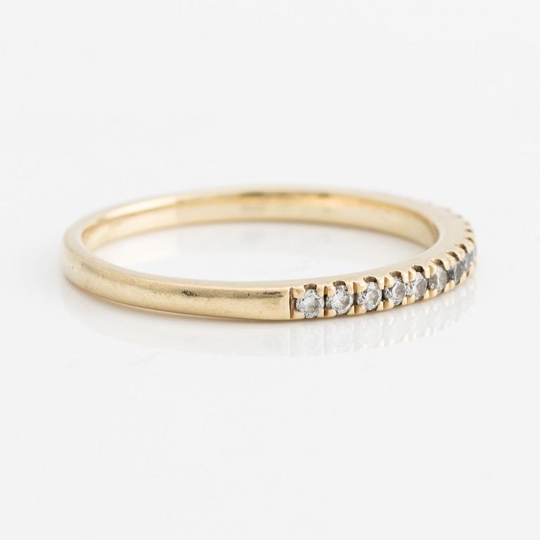 Ring in 14K gold with round brilliant cut diamonds.