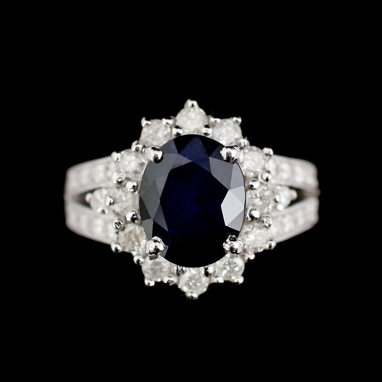 RING, 10 k vitguld, blå safir 3,15 ct, briljantslipade diamanter tot ca 0,70 ct.