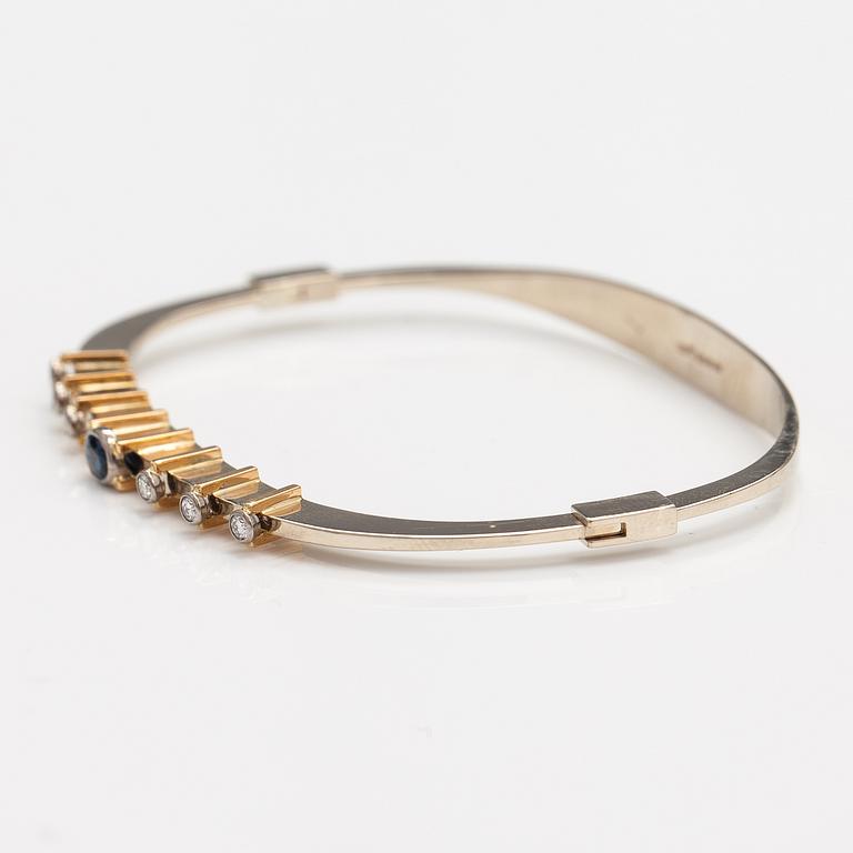Elis Kauppi, An 18K white and yellow gold bracelet with a sapphire and diamonds. Kupittaan kulta, Turku 1982.