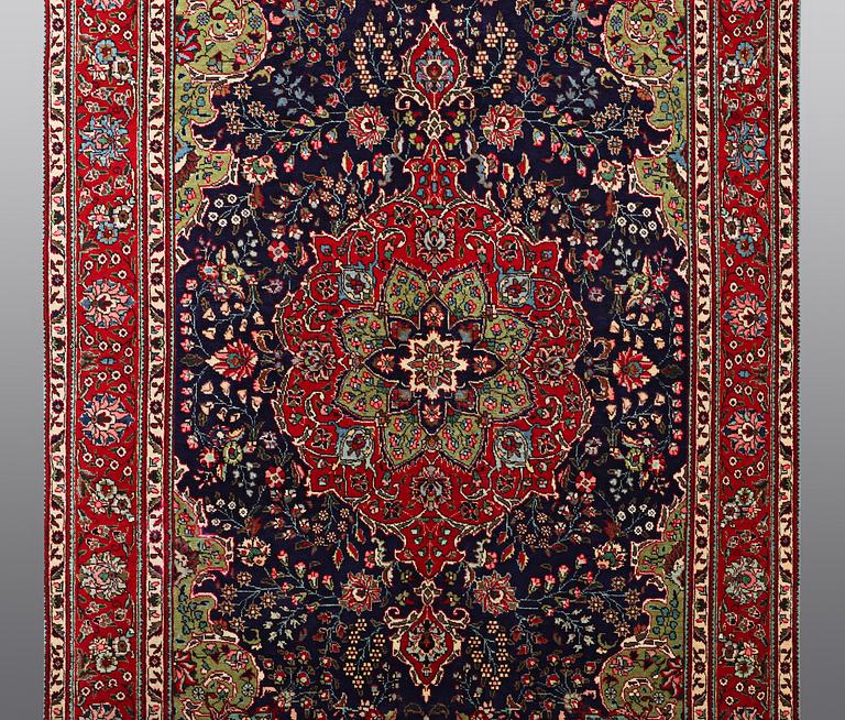 A carpet, Tabriz, ca 310 x 200 cm.