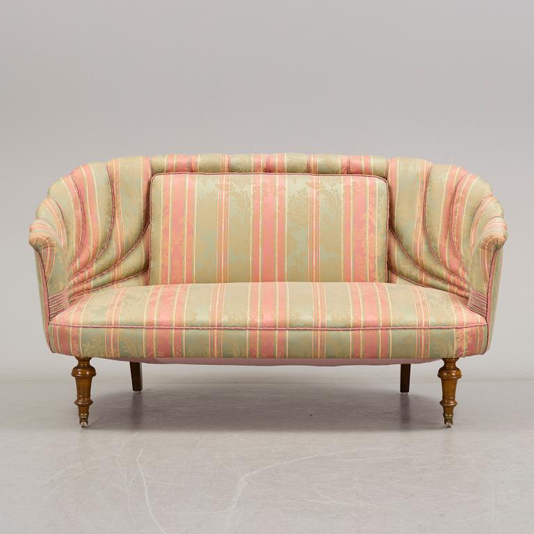 SOFFA OCH FÅTÖLJER ett par, omkring år 1900.