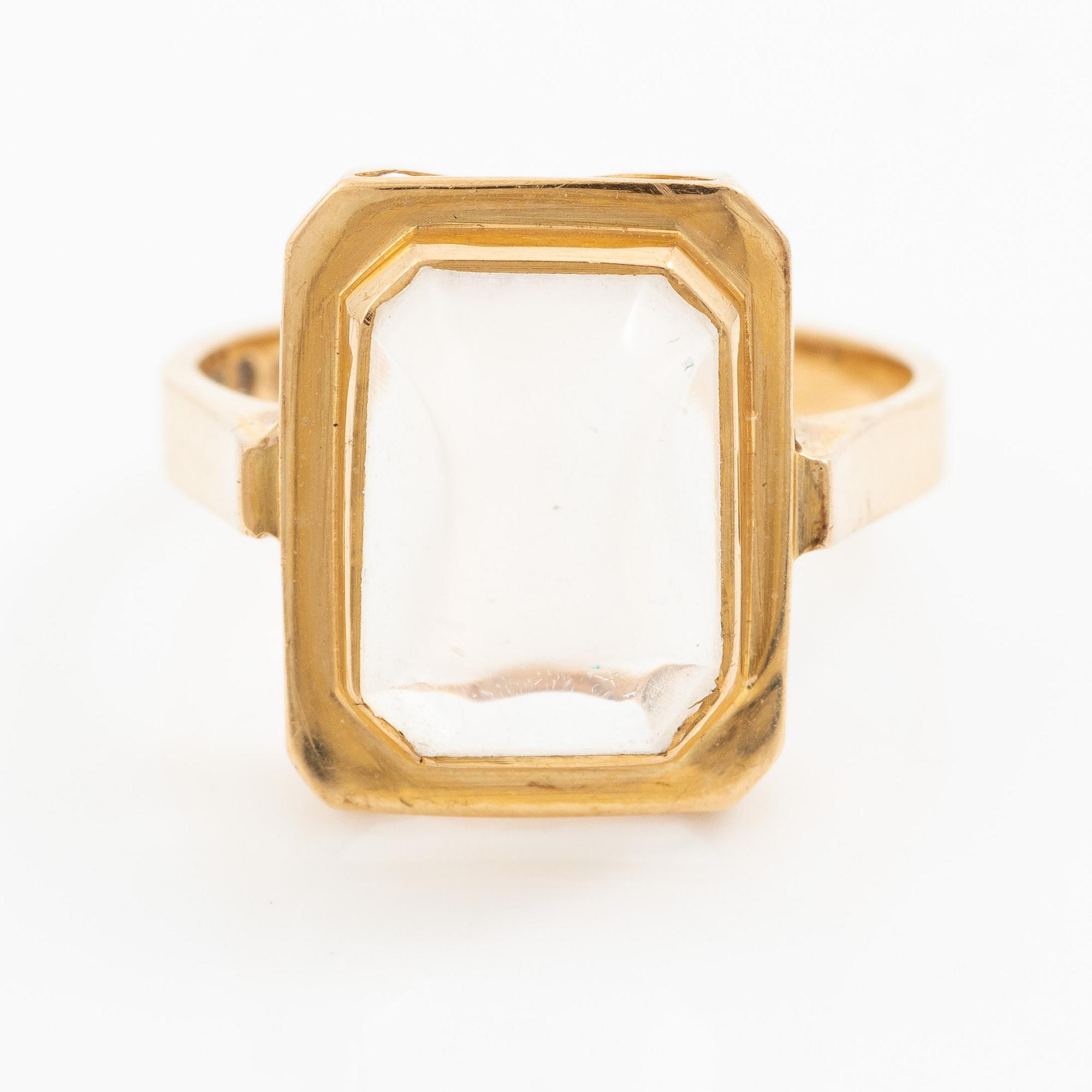 Ring 18K guld med en cabochonslipad månsten.