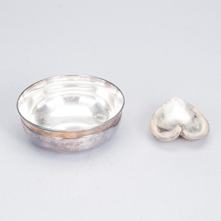 SKÅLAR, 2 st, silver, J.A. Tarkiainen, Helsingfors 1982 och Tapio Wirkkala, Kultakeskus 1985. Totalvikt ca 300 g.