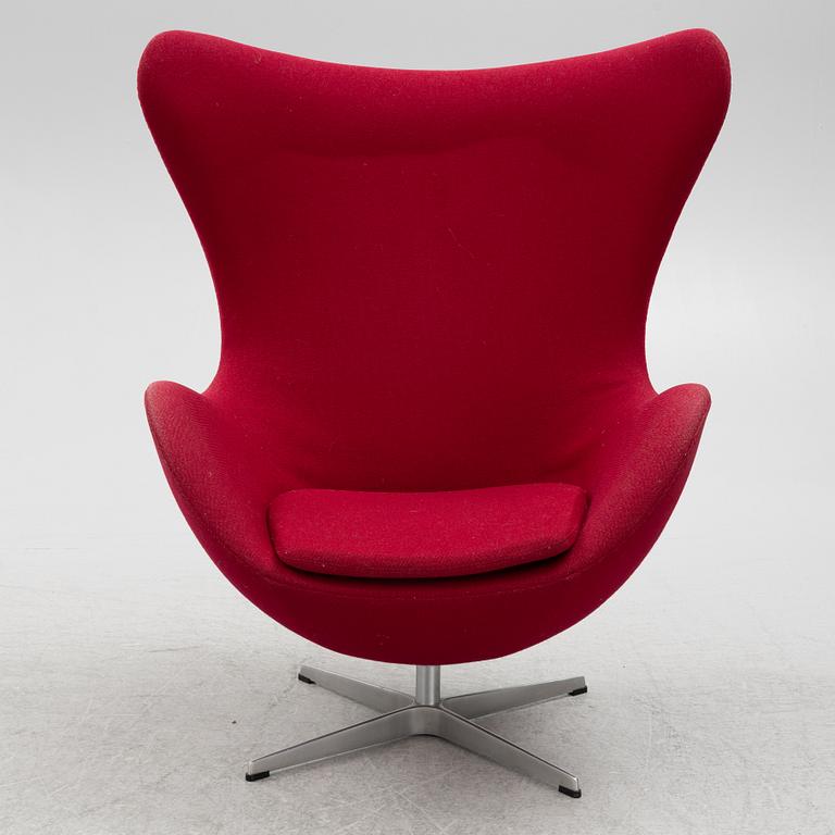 Arne Jacobsen, an armchair with footstool, "The Egg", Fritz Hansen, Danmark, 2000.