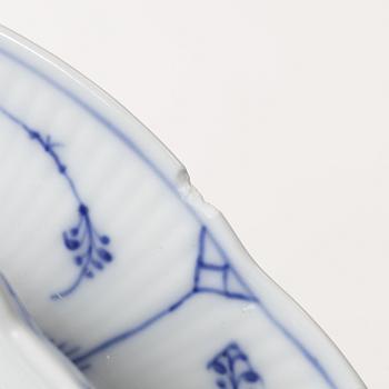 Royal Copenhagen, mat-, kaffe- och teservis, 88 delar, "Musselmalet", Danmark, 1800-1900-tal.