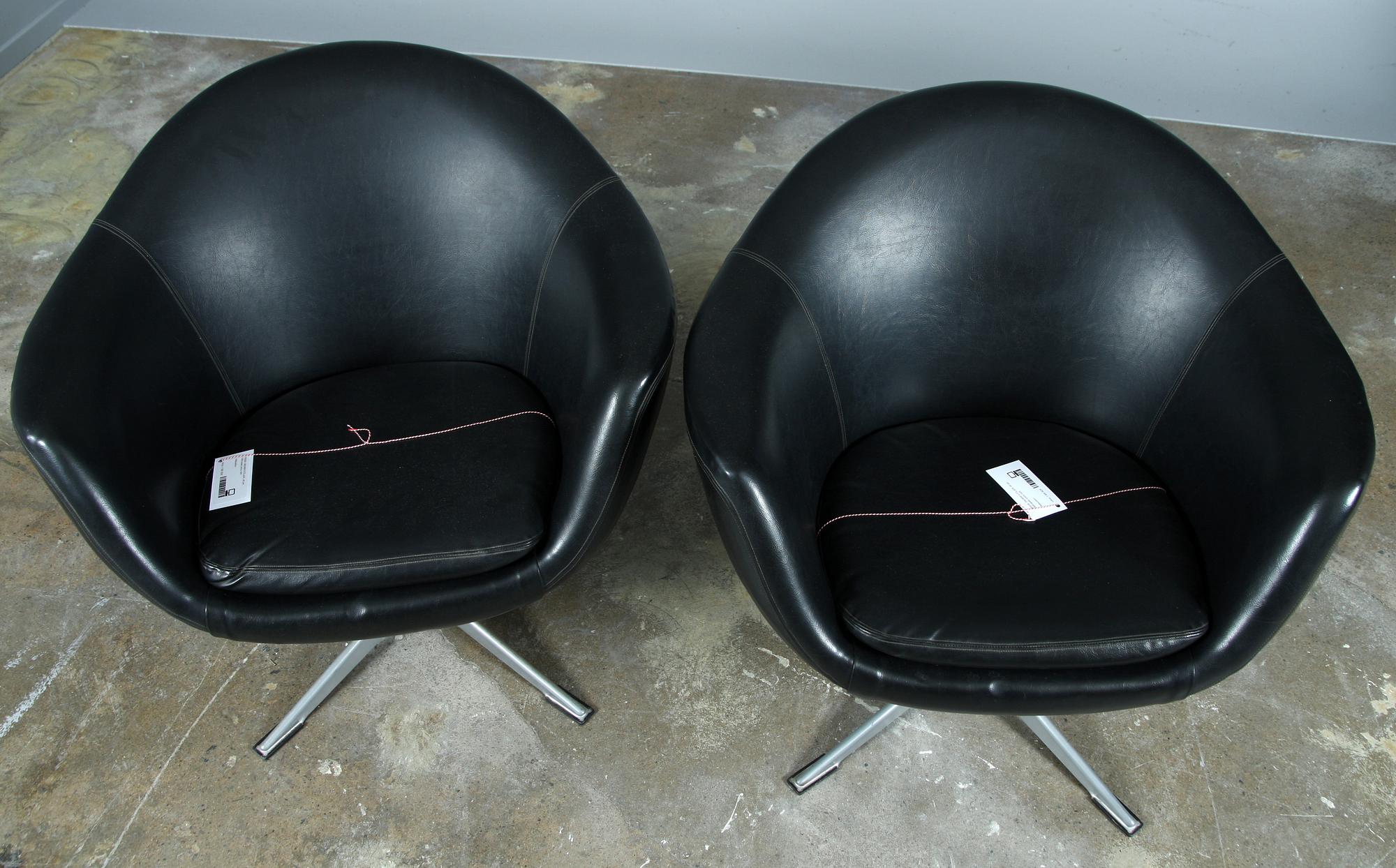 SNURRFÅTÖLJER, ett par, 1900-talets andra hälft.