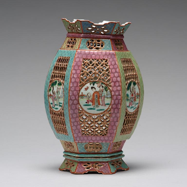 A famille rose lantern, Qing dynasty, 19th Century.