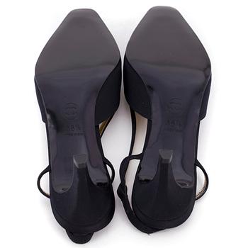CHANEL, ett par sling-back pumps. Storlek 38 1/2.