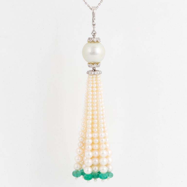 COLLIER, med odlade pärlor , diamanter och smaragdpärlor.