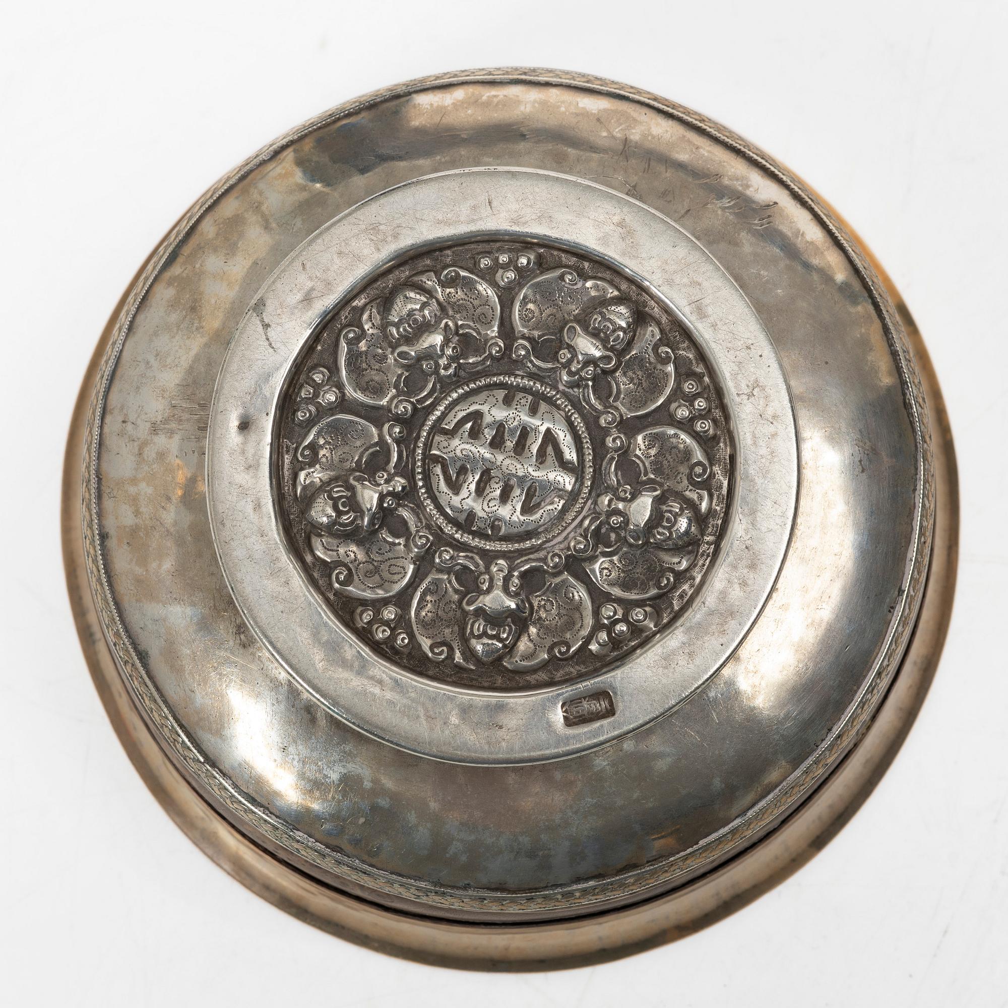 Two Tibetan bowls, low-grade silver and burl-wood, Early 20th century.