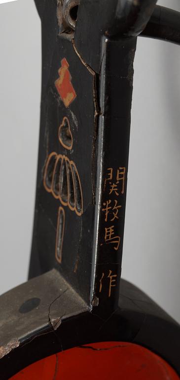 Stigbyglar, ett par, lack och metall. Japan, Edo (1603-1868).