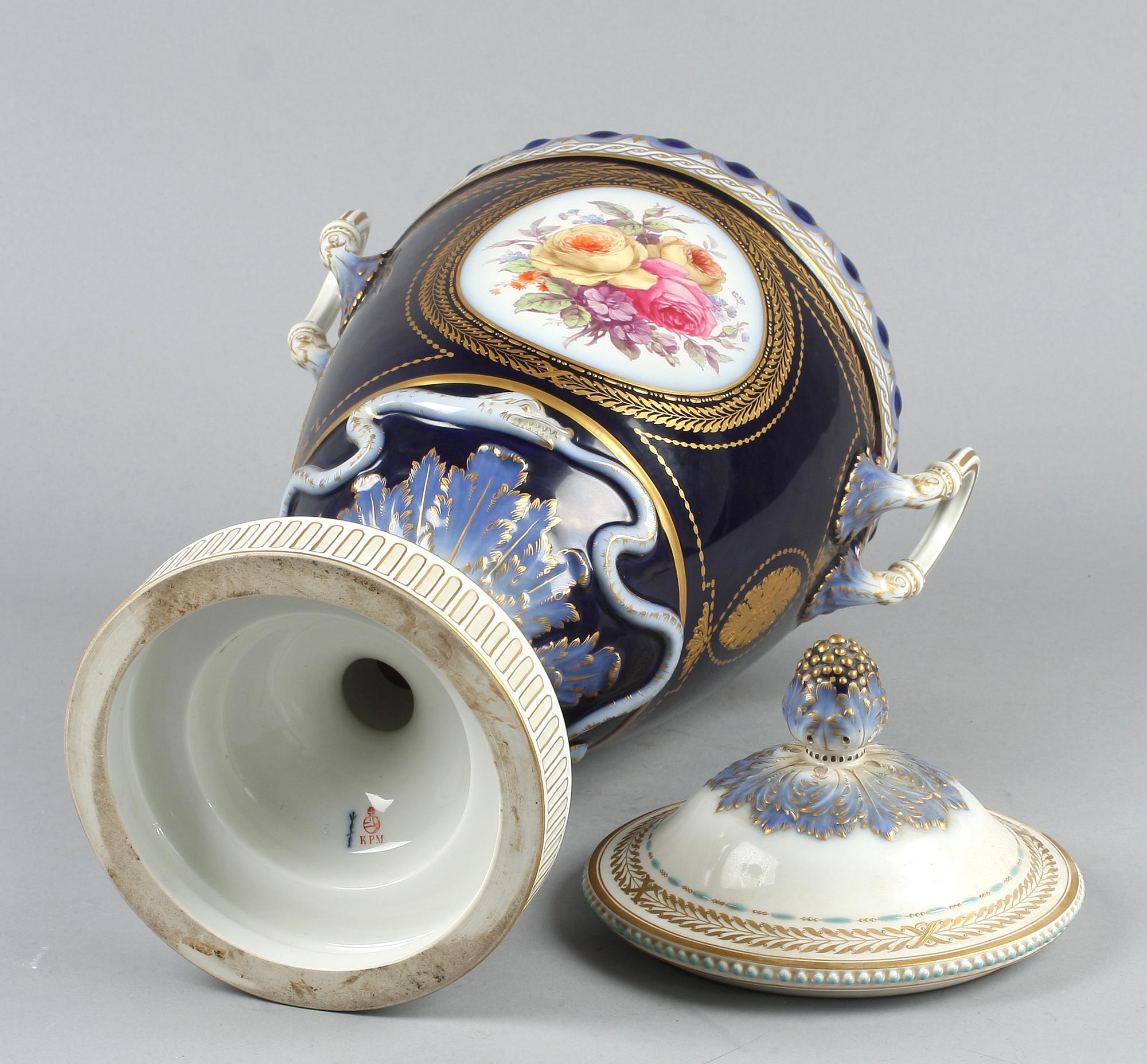 URNA med LOCK, porslin.  Berlin, omkring 1900.