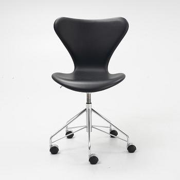 Arne Jacobsen, a leather upholstered 'Series 7´' office chair, Fritz Hansen Denmark, dated 2017.