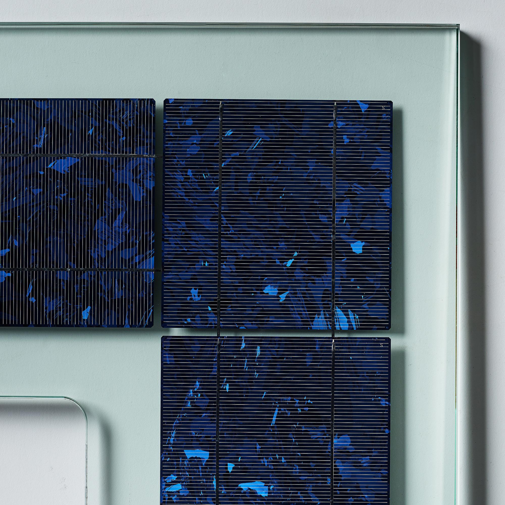 AIDS 3D, utförd 2010. LOF Polycrystalline Solar cell Glass.