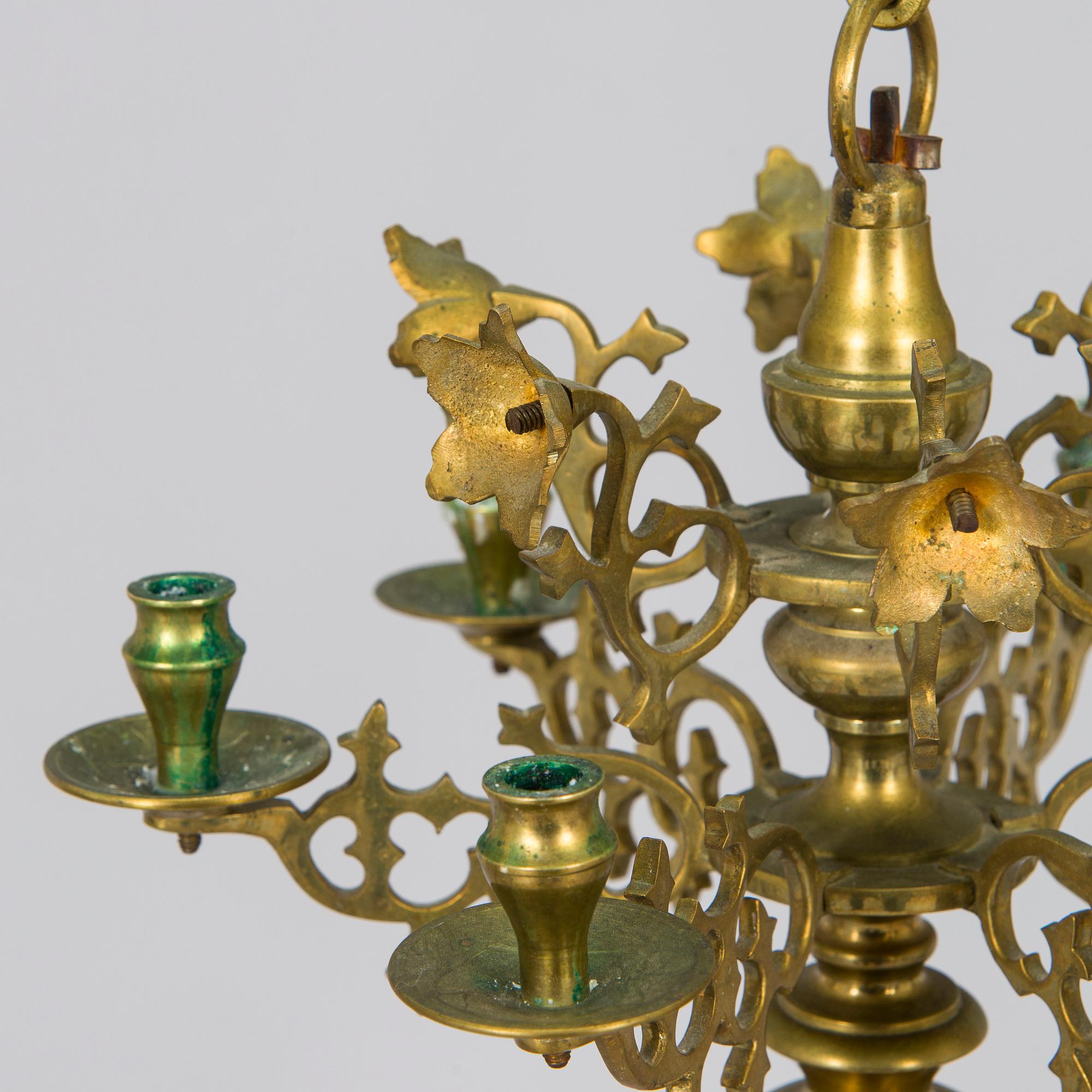 Kynttiläkruunu, messinkiä, 1900-luvun alkupuoli.