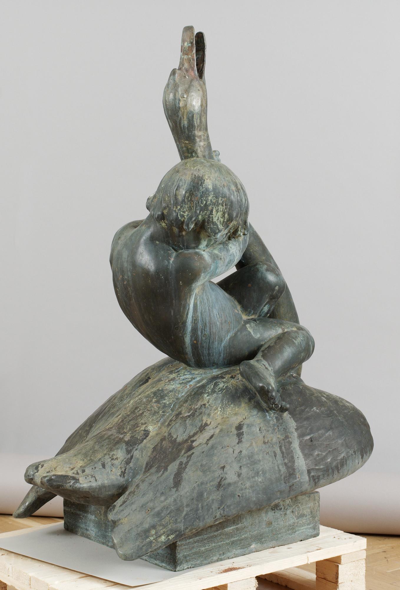 Theodor Lundberg, "Gosse lekande med svan" (Young boy playing with swan).