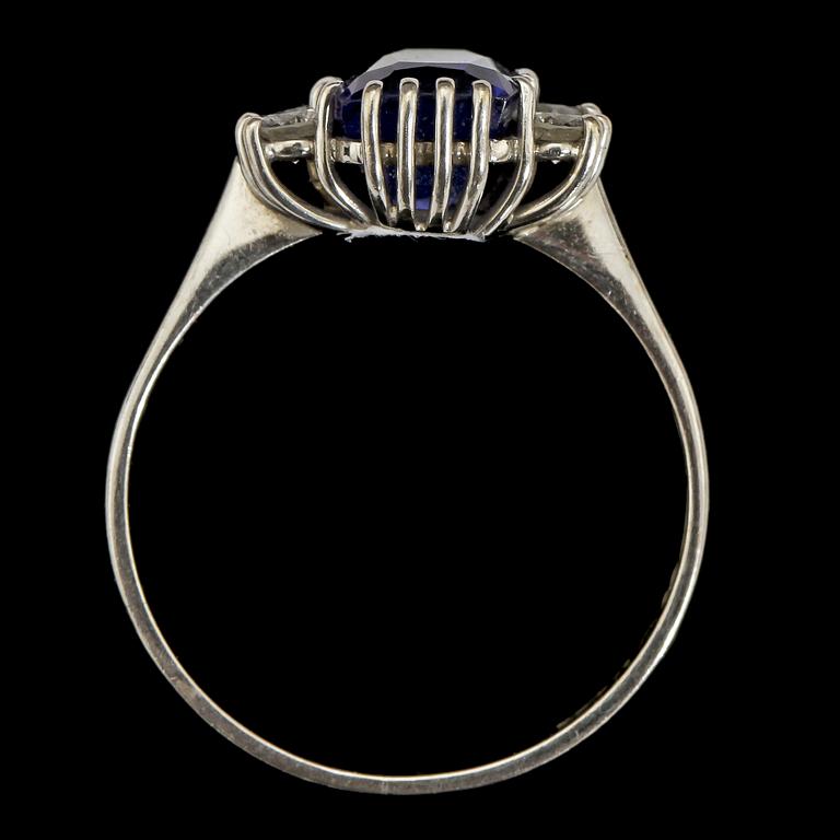 RING, 18k vitguld med 4 briljantslipade diamanter, tot 0.26 ct samt tanzanit, 2.45 ct, A & M, Göteborg, 1983. Vikt 3 g.