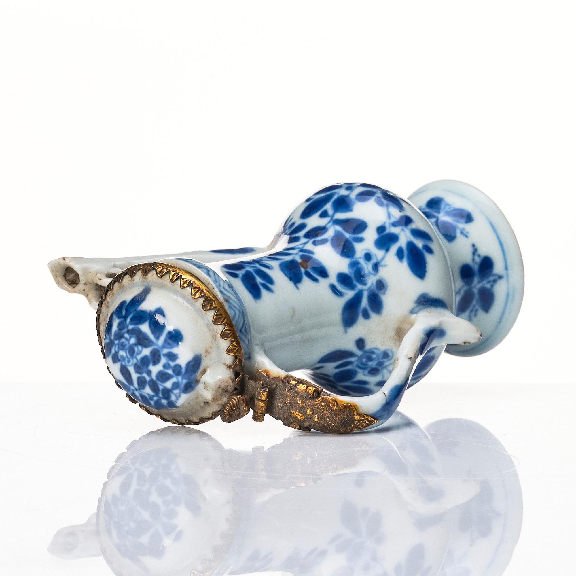 Miniatyrkanna med lock, silvermonterat porslin. Qing dynastin, Kangxi (1662-1722).
