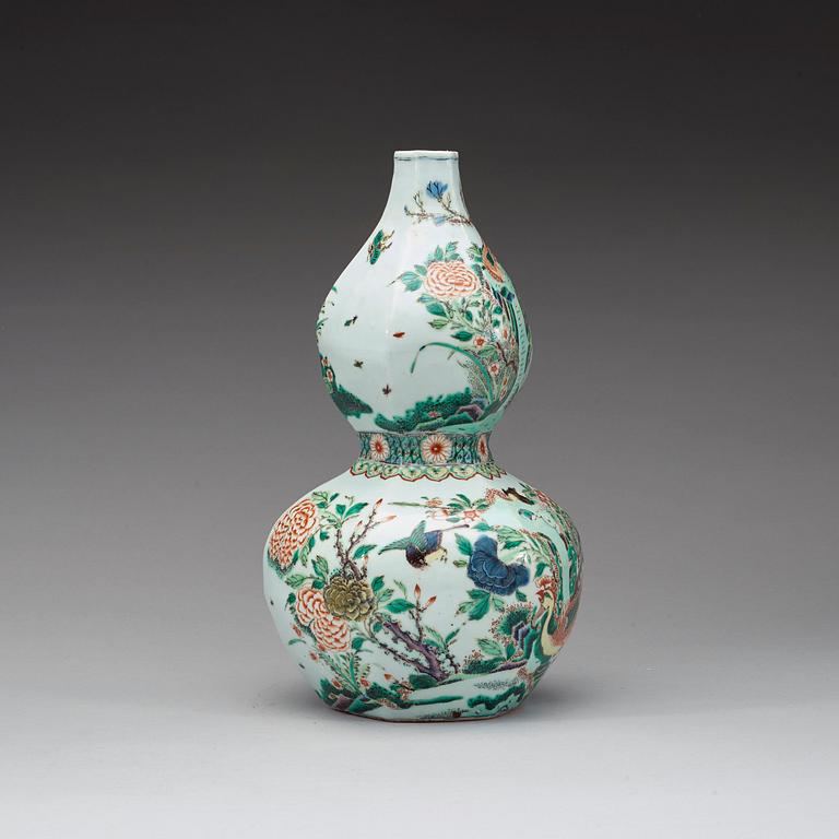 A famille verte calabash shaped vase, late Qing dynasty / early Republic.