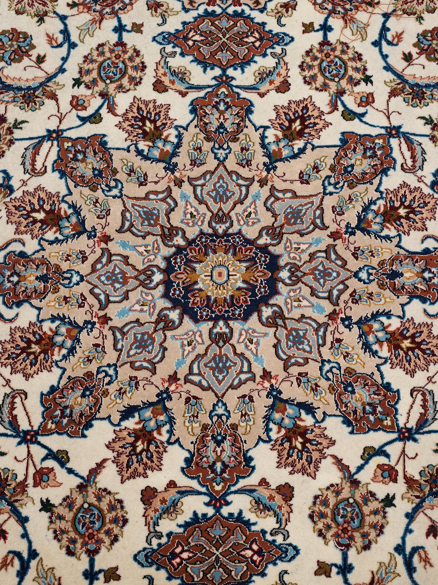 MATTA old Isfahan, märkt Davari, ca 318,5 x 206,5 cm.