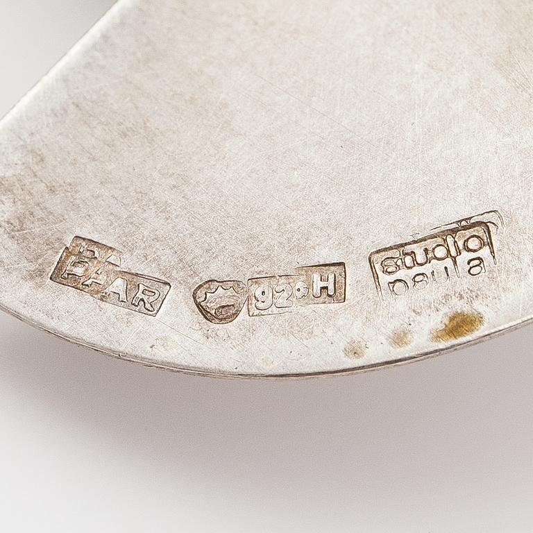 Paula Häiväoja, a sterling silver brooch with a natural stone "kiveen sidottu musta". Pentti Roos/Studio Paula, Helsinki.