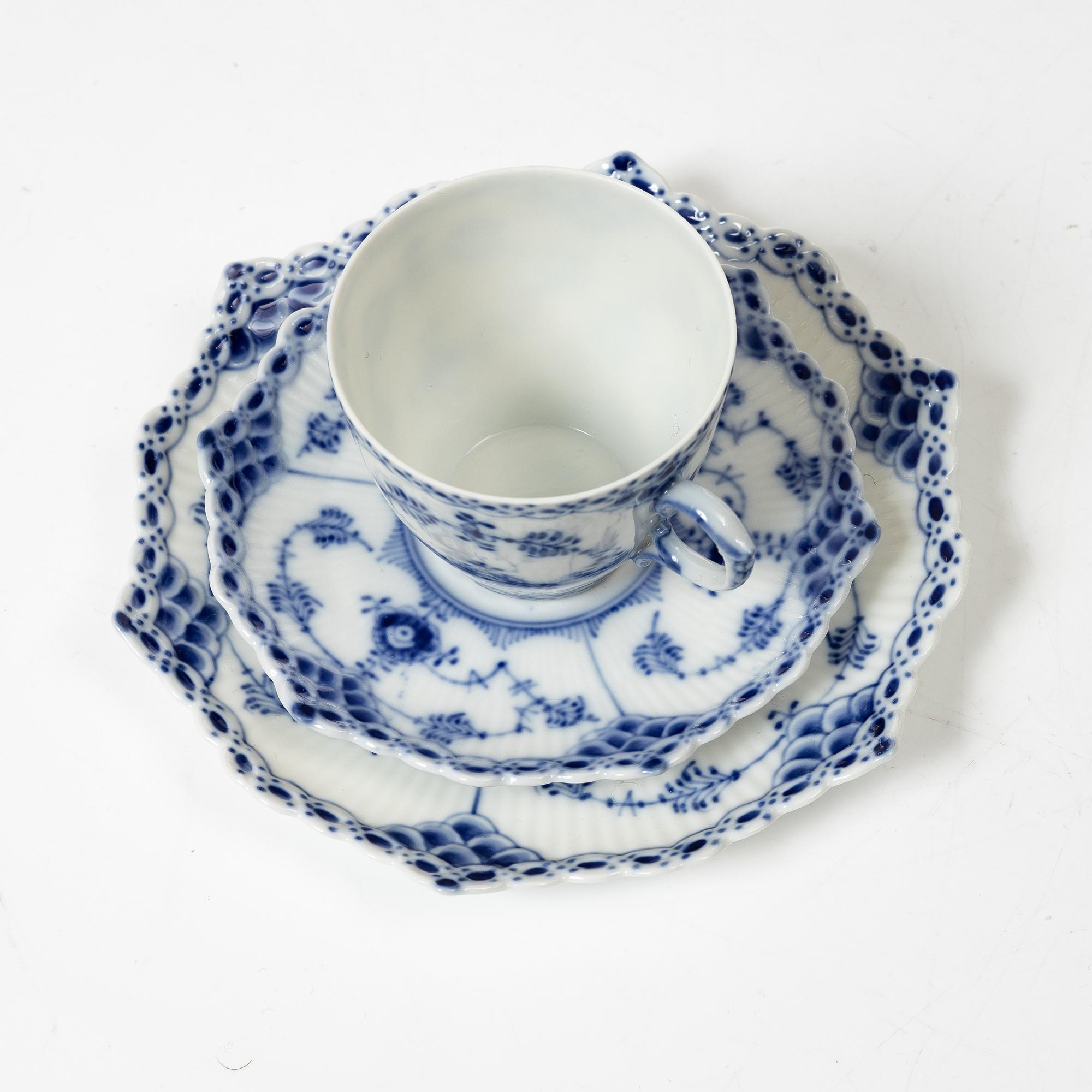 Royal Copenhagen, mockaservis, porslin, 31 delar, "Musselmalet", mestadels helblond.