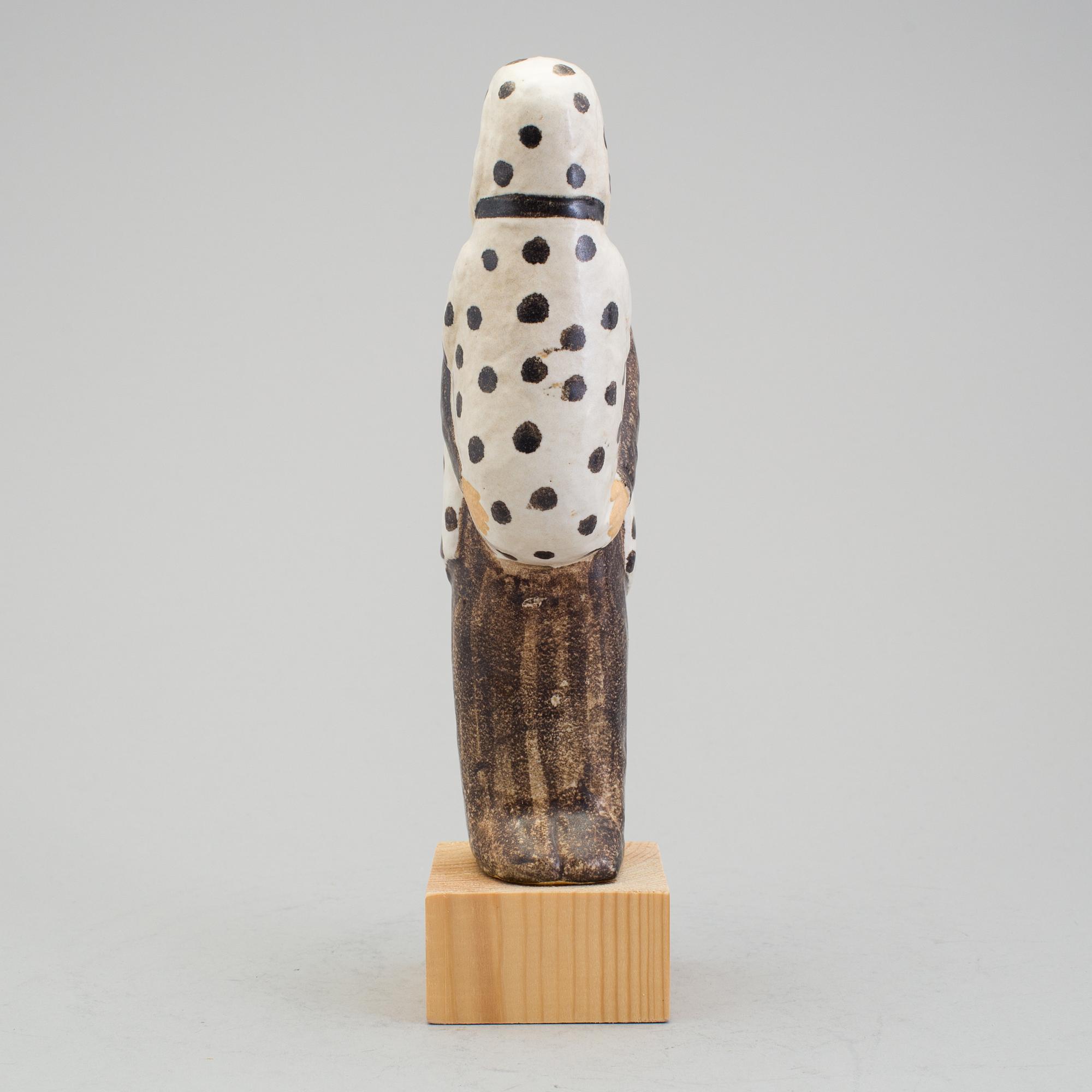 LISA LARSON, figurin i stengods "Mannen med hunden". K-studion i Gustavsberg. Numrerad 537/600.