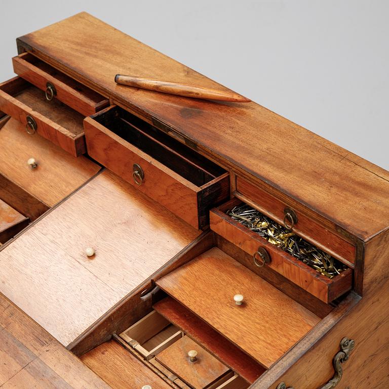 A mahogany travel casket, late 19th century.