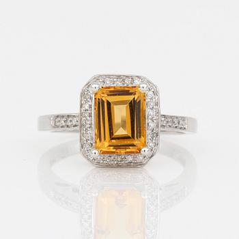 RING, 14K vitguld med trappslipad citrin, ca 1,64 ct, och åttkantslipade diamanter. Total vikt ca 3,59 g.