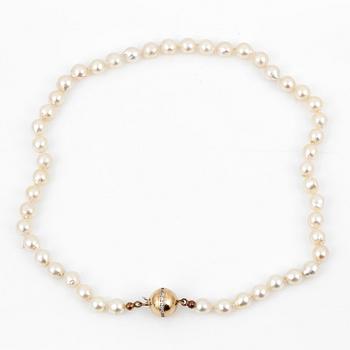 COLLIER, med odlade pärlor och klotformat lås i 18K guld med vita pastestenar.