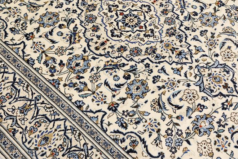 A Keshan carpet, approx. 302 x 203 cm.